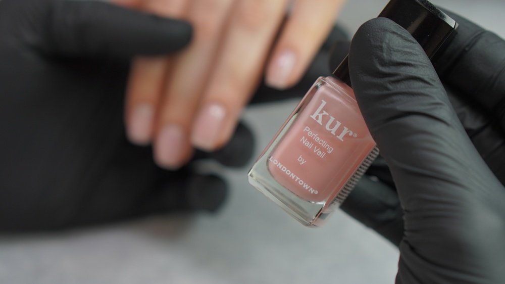 Покрытие лаком londontown