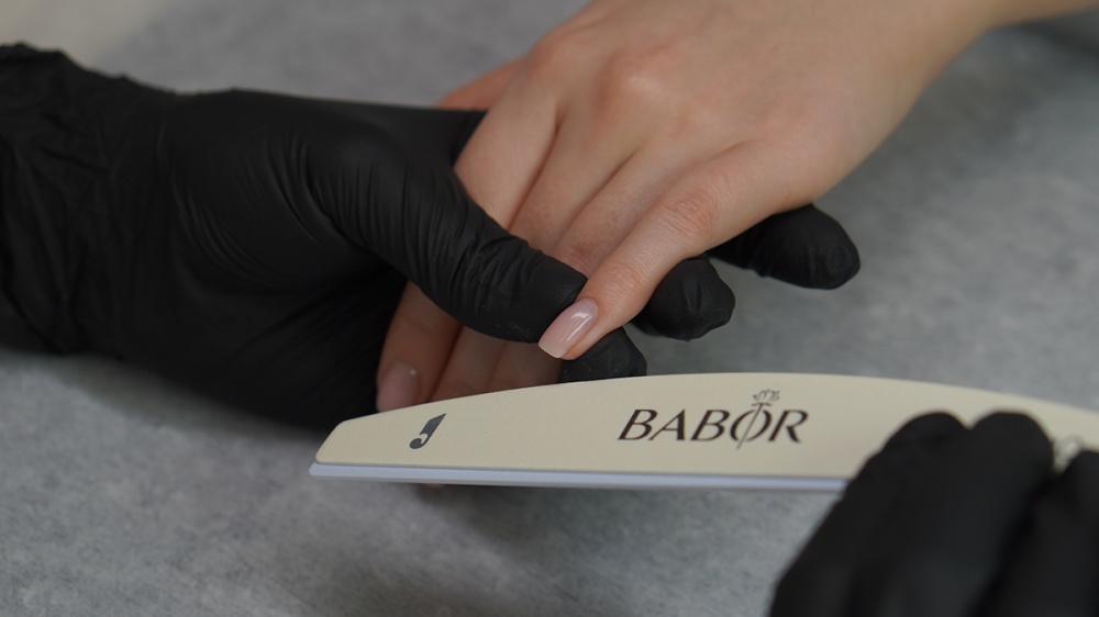 Маникюр женский