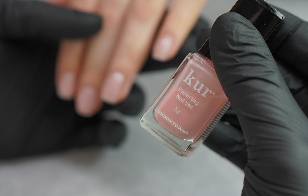 Покрытие лаком londontown